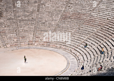 Epidaure , le célèbre théâtre antique grec classique, avec une acoustique exceptionnelle, a construit 4-ème siècle avant J.-C.- Péloponnèse, Grèce Banque D'Images