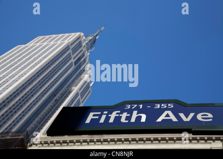 Cinquième Avenue street signe avec l'Empire State Building en arrière-plan à Manhattan, New York City Banque D'Images