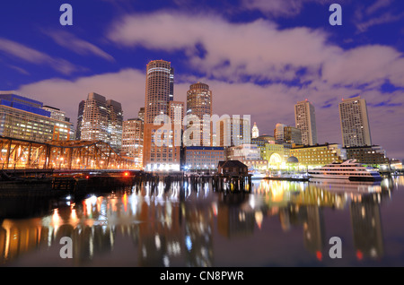 Quartier financier de Boston, Massachusetts vue depuis le port de Boston. Banque D'Images