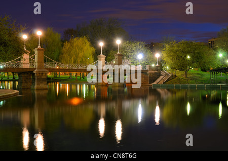 Pont lagon au Boston Public Gardens à Boston, Massachusetts. Banque D'Images