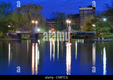 Pont lagon au Boston Public Gardens à Boston, Massachusetts. Banque D'Images