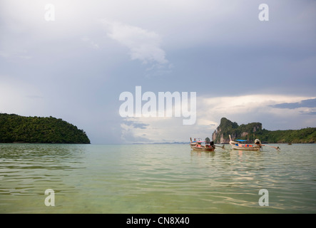 Bateaux Longtail ancrés au large de Ao Lo Dalam, Ko Phi Phi Island, province de Krabi, Thaïlande Banque D'Images