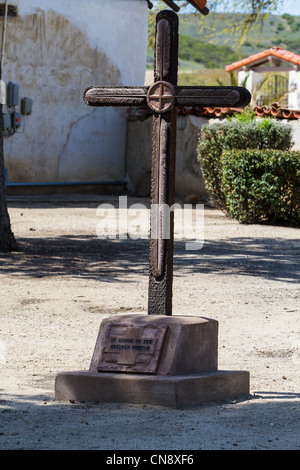 Croix ou crucifix dans le cimetière à la Mission San Miguel à San Miguel en Californie dans le pays du vin de Californie centrale Banque D'Images