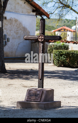 Croix ou crucifix dans le cimetière à la Mission San Miguel à San Miguel en Californie dans le pays du vin de Californie centrale Banque D'Images