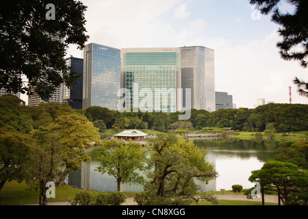 Gratte-ciel de Shiodome Tower sur Nakajima aucun thé ochaya au jardin Hamarikyu détaché, Tokyo, Japon Banque D'Images