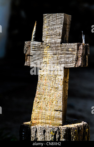 Croix ou crucifix dans le cimetière à la Mission San Miguel à San Miguel en Californie dans le pays du vin de Californie centrale Banque D'Images