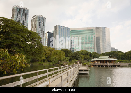 Gratte-ciel de Shiodome Tower sur Nakajima aucun thé ochaya au jardin Hamarikyu détaché, Tokyo, Japon Banque D'Images