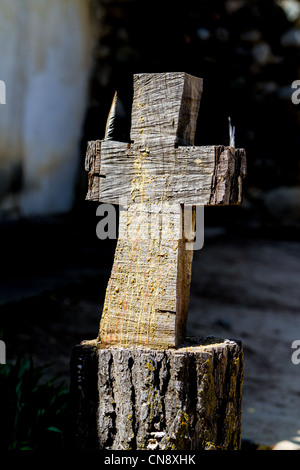 Croix ou crucifix dans le cimetière à la Mission San Miguel à San Miguel en Californie dans le pays du vin de Californie centrale Banque D'Images