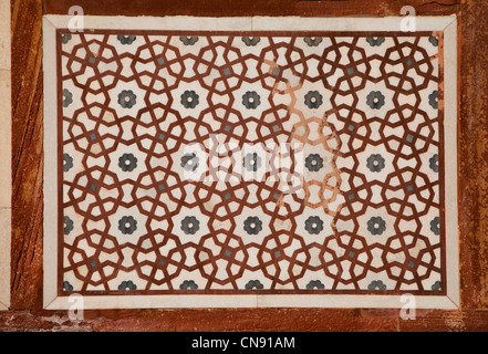 Agra, Inde. Motif géométrique incrusté dans la pierre, de l'Amérique du pavillon, jardins de l'Itimad-ud-Dawlah. Banque D'Images