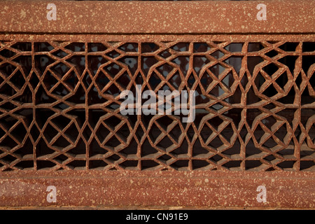 Agra, Inde. Conception géométrique islamique dans le Nord de Pierre Pavillon du Itimad-ud-Dawlah complexe. Banque D'Images