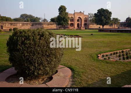 Agra, Inde. Porte d'entrée dans le jardin entourant l'Itimad-ud-Dawlah. Banque D'Images