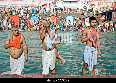 Homme priant au Hari Ki Pauri Ghat , Haridwar , Inde Banque D'Images