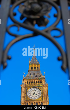 Big Ben clock tower vu à travers le Palais de Westminster's Gate Banque D'Images