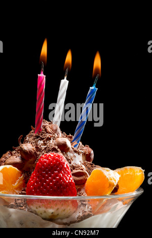 Bougie allumée sur la crème glacée Banque D'Images