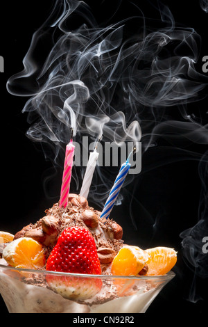 Bougie soufflée sur glace d'anniversaire Banque D'Images