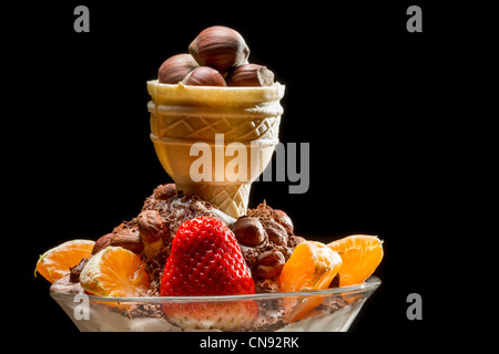 La crème glacée créative avec des noix et fruits Banque D'Images