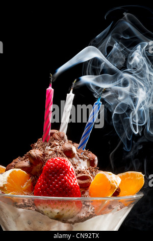 Bougie soufflée sur glace d'anniversaire Banque D'Images