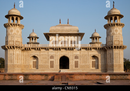 Agra, Inde. Itimad-ud-Dawlah, mausolée de Mirza Ghiyas Beg, milieu de l'après-midi. La tombe est parfois appelé le Baby Taj. Banque D'Images