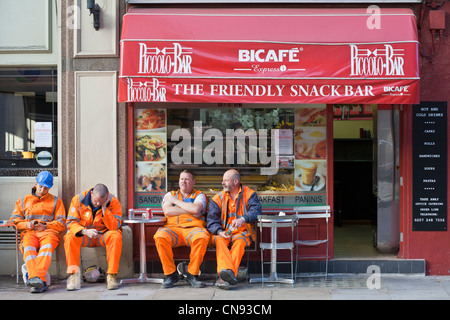 Royaume-uni, Londres, ville, rue de la reine Victoria, Piccolo bar, une pause déjeuner des travailleurs Banque D'Images