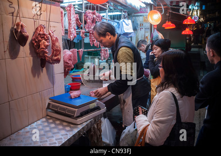 Hong Kong, 9 janv. 2011 butcher toujours ouvert dans la rue dans le vieux centre de Gage sur l'île de Hong Kong. Kees Metselaar Photo Banque D'Images