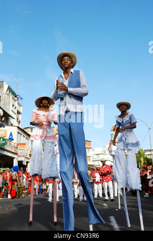 La France, Martinique, Fort de France, Parade d'échassiers pendant le carnaval Banque D'Images