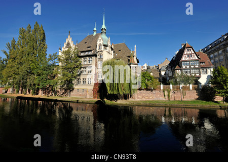 La France, Bas Rhin, Strasbourg, Lycée International des Pontonniers (International high school) sur les rives de la rivière Ill Banque D'Images