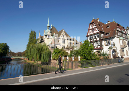 La France, Bas Rhin, Strasbourg, Lycée International des Pontonniers (International high school) sur les rives de la rivière Ill Banque D'Images