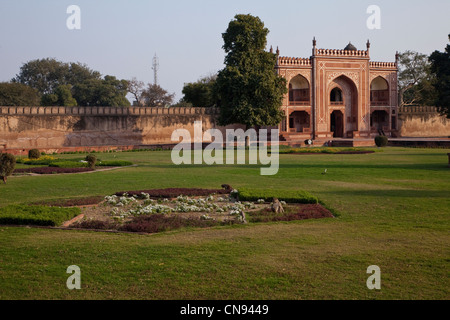 Agra, Inde. Porte d'entrée dans le jardin entourant l'Itimad-ud-Dawlah. Banque D'Images