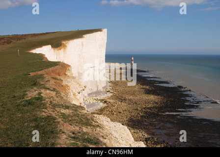 Falaises de craie à Beachy Head près de Eastbourne. East Sussex. L'Angleterre. Avec phare sous falaise sur beach Banque D'Images