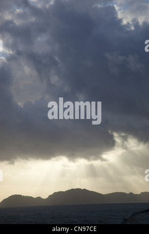 Les rayons du soleil qui traverse les nuages au-dessus de l'océan voile de Vigo, Espagne. Banque D'Images