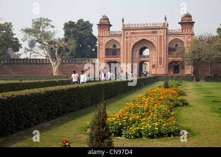 Agra, Inde. Entrée de l'Itimad-ud-Dawlah, mausolée de Mirza Ghiyas Beg. La tombe est parfois appelé le Baby Taj. Banque D'Images