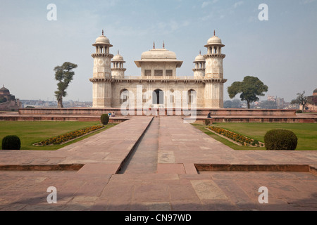 Agra, Inde. Itimad-ud-Dawlah, mausolée de Mirza Ghiyas Beg. La tombe est parfois appelé le 'Baby Taj.' Banque D'Images