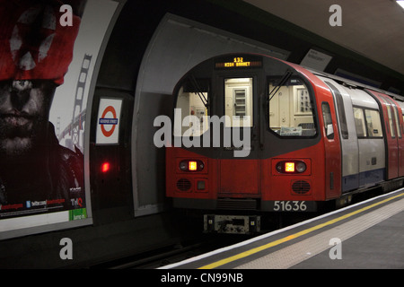 Métro de Londres, de la plate-forme High Barnet et de la station de train, Londres, Angleterre, Royaume-Uni Banque D'Images