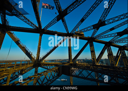 L'Australie, New South Wales, Sydney, les touristes l'escalade du Harbour Bridge Banque D'Images