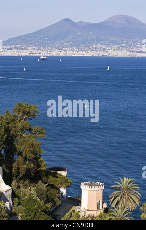 L'Italie, Campanie, Naples, vue sur la baie et le Vésuve depuis le quartier de Mergellina Banque D'Images