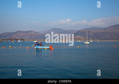 Large Vue sur la baie de Jeffreys Bay à l'ouest de pont de chemin de fer à travers l'estuaire de Mawddach Banque D'Images