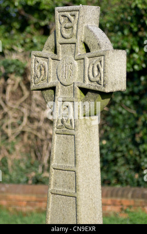 Croix celtique à l'église St Leonard's Banque D'Images