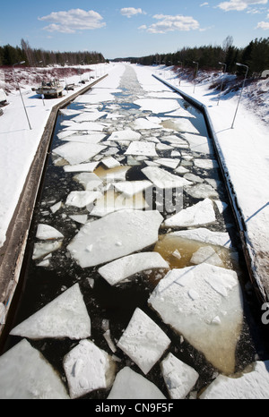 Fiche technique de la glace brisée dans le canal de Saimaa Lappeenranta, Finlande Banque D'Images