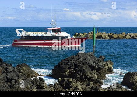 Canaries - Arrieta, port du nord, point de départ des ferries et des îles. Ferry de retour de l'île de la Graciosa. Banque D'Images