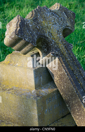 Pierres tombales anciennes à l'église St Leonard's Banque D'Images