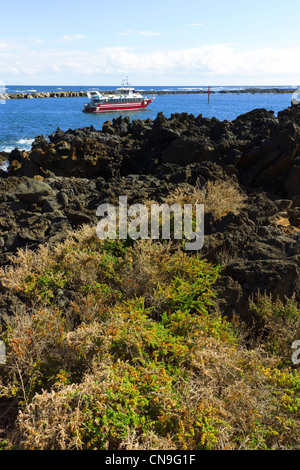 Canaries - Arrieta, port du nord, point de départ des ferries et des îles. Ferry de retour de l'île de la Graciosa. Banque D'Images