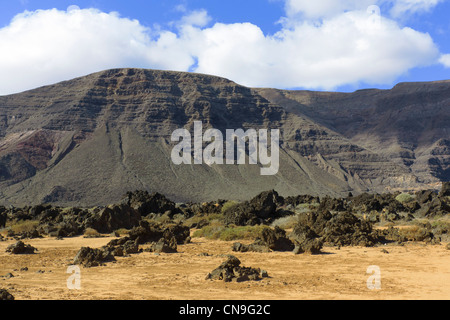 Lanzarote, Îles Canaries - Arrieta, port du nord, point de départ des ferries et des îles. La péninsule montagneuse du nord. Banque D'Images