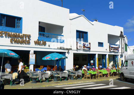 Lanzarote, Îles Canaries - Arrieta, port du nord, point de départ des ferries et des îles. Restaurants près de le port. Banque D'Images