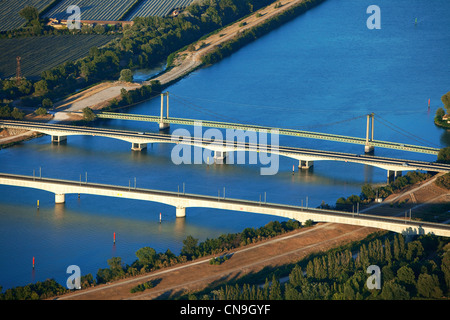 La France, Gard, Vaucluse, Montfaucon, viaduc TGV, autoroute A9 et route principale sur le Rhône (vue aérienne) Banque D'Images