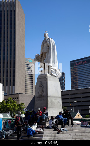 Les hommes noirs se rassemblent à Édouard VII statue en Grand Parade , Le Cap - en attente de travail. Banque D'Images