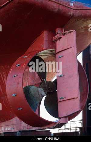 Dans l'hélice et gouvernail chalutier de réparation navale au port de Peterhead Écosse UK Banque D'Images