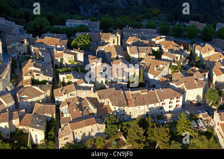 La France, Vaucluse, Le Barroux, le village (vue aérienne) Banque D'Images