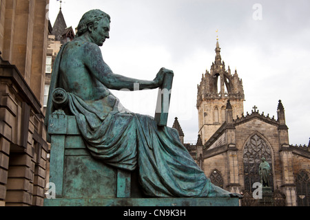 La Cathédrale Saint-Gilles d'Édimbourg Kirk (Haute) avec David Hume statue en premier plan sur Royal Mile à Édimbourg, Écosse Banque D'Images