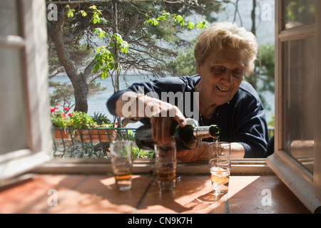 France, Bouches du Rhône, Marseille, les repas à faire, h Yves cabanonier Sormiou l'anse, quand il fait chaud, l'heure du pastis, Banque D'Images