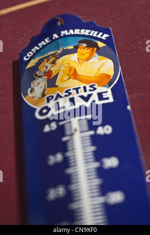 France, Bouches du Rhône, Marseille, thermomètre de la publicité pour une marque de pastis sur la façade d'une boutique dans le panier Banque D'Images